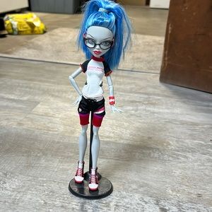 Monster High Classroom Ghoulia Yelps Doll with Stand